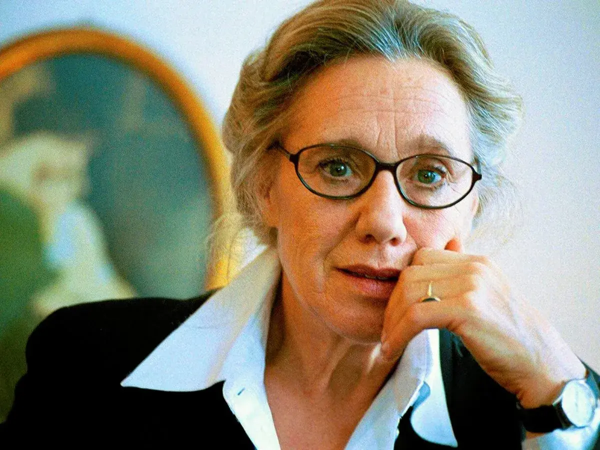 Maja Komorowska, ikona polskich filmów, w okularach i zamyślona.