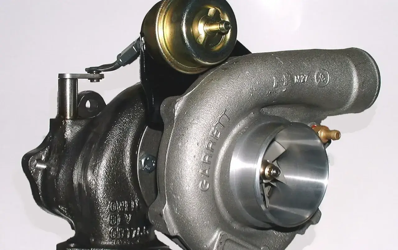 Garrett turbo sprężarka z zaworem wastegate, gotowa do zwiększenia mocy silnika.