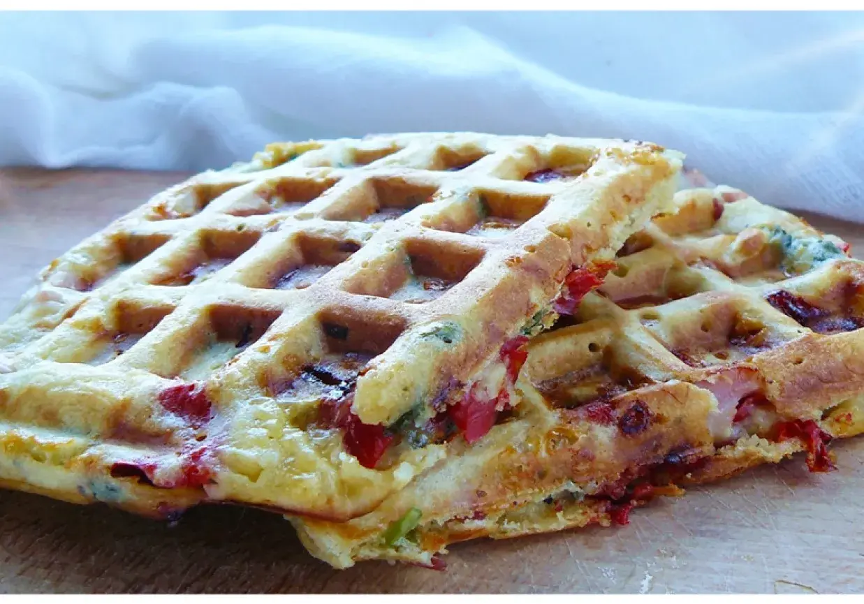 Dwa chrupiące gofry wytrawne z pomidorami i ziołami. Idealne na szybki obiad, zgodnie z tym przepisem.