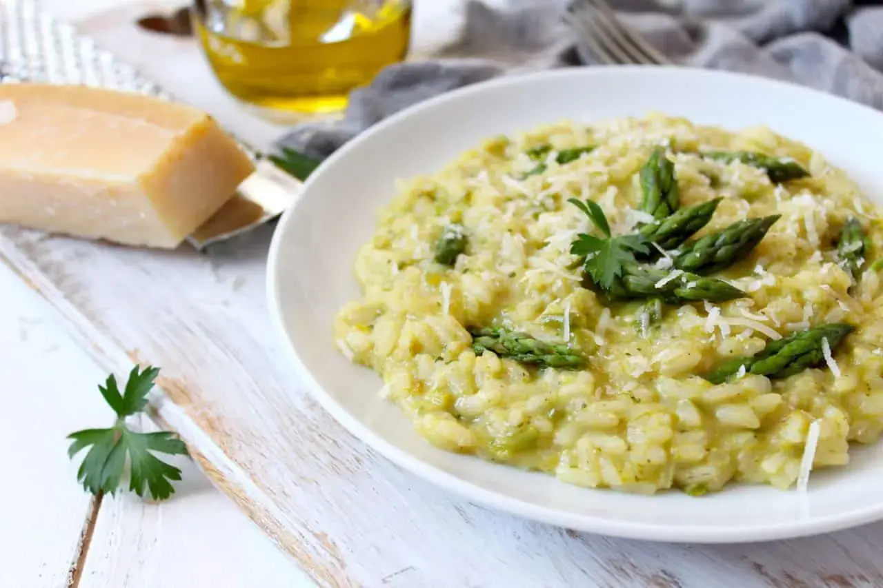 Un crémeux risotto asperges, parsemé de parmesan râpé et garni de jeunes pousses vertes. Un délice printanier.