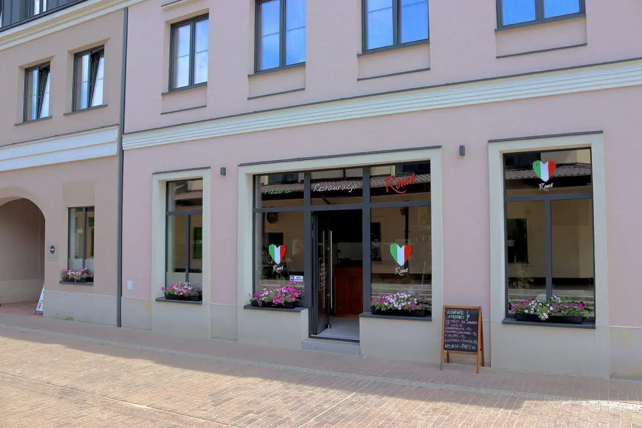 Elegancka fasada restauracji Roma z neonowym napisem i sercami w barwach Włoch.