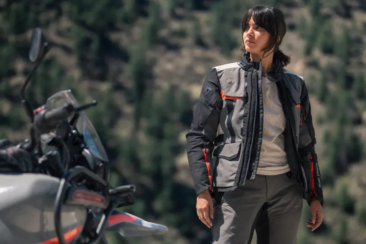 Mujer con chaqueta de moto, ideal para rutas. La diferencia entre chaqueta y cazadora se nota en su diseño funcional y protector.