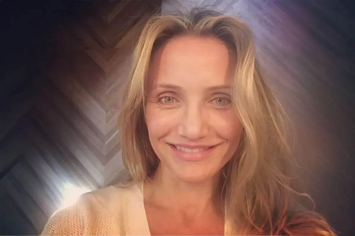 Cameron Diaz ler mot kameran, med sitt blonda hår fallande runt axlarna. Hon påminner om sina roller i filmer med Cameron Diaz.