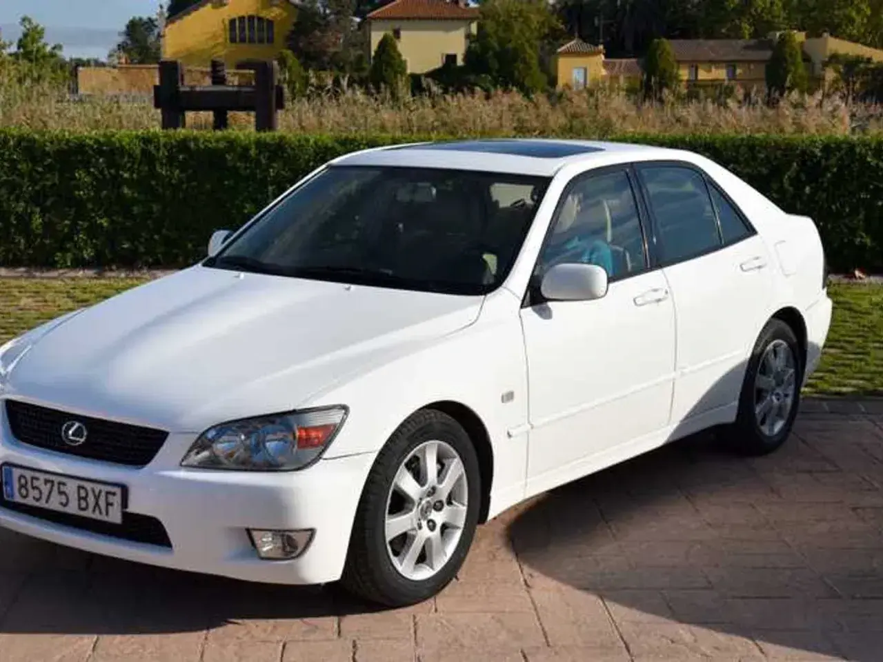 Lexus IS 200 blanco, un coche clásico que a pesar de sus posibles problemas, sigue siendo un icono.