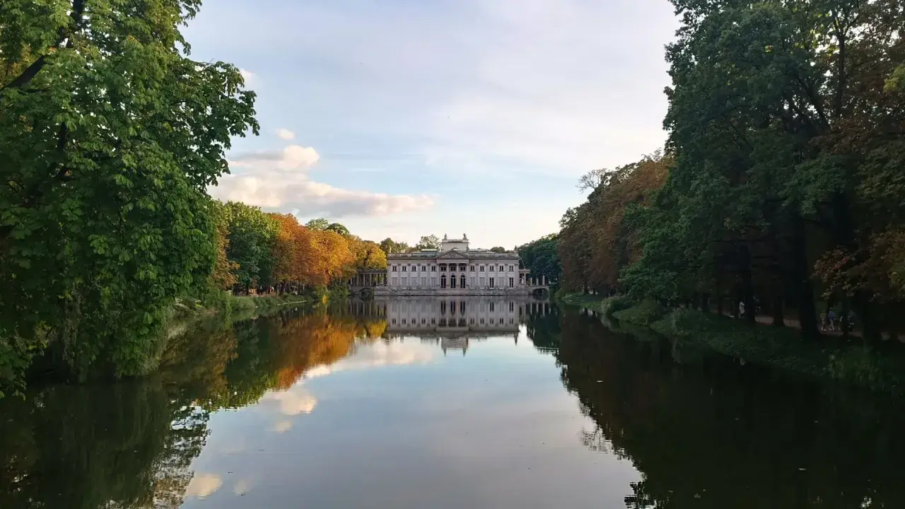 Pałac na Wyspie w Łazienkach Królewskich w Warszawie, odbijający się w wodzie.