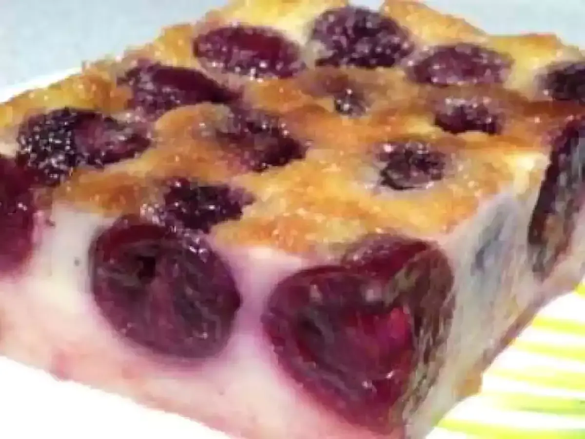 Tranche de clafoutis aux cerises, doré et moelleux. Une recette clafoutis facile pour un dessert gourmand.