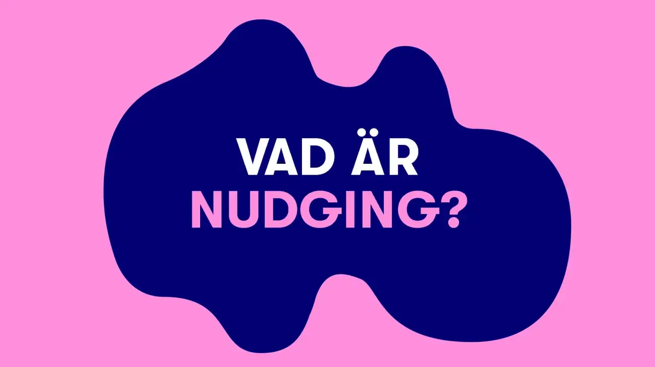 Vad är nudging? En fråga som ställs på en mörkblå, oregelbunden form mot en ljusrosa bakgrund.
