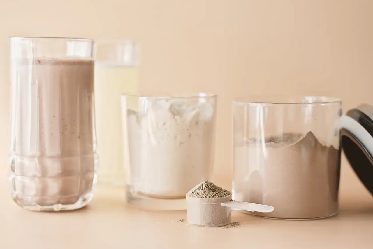 Verschiedene Proteinpulver und ein fertiger Shake. Hier wird der whey isolat unterschied deutlich.