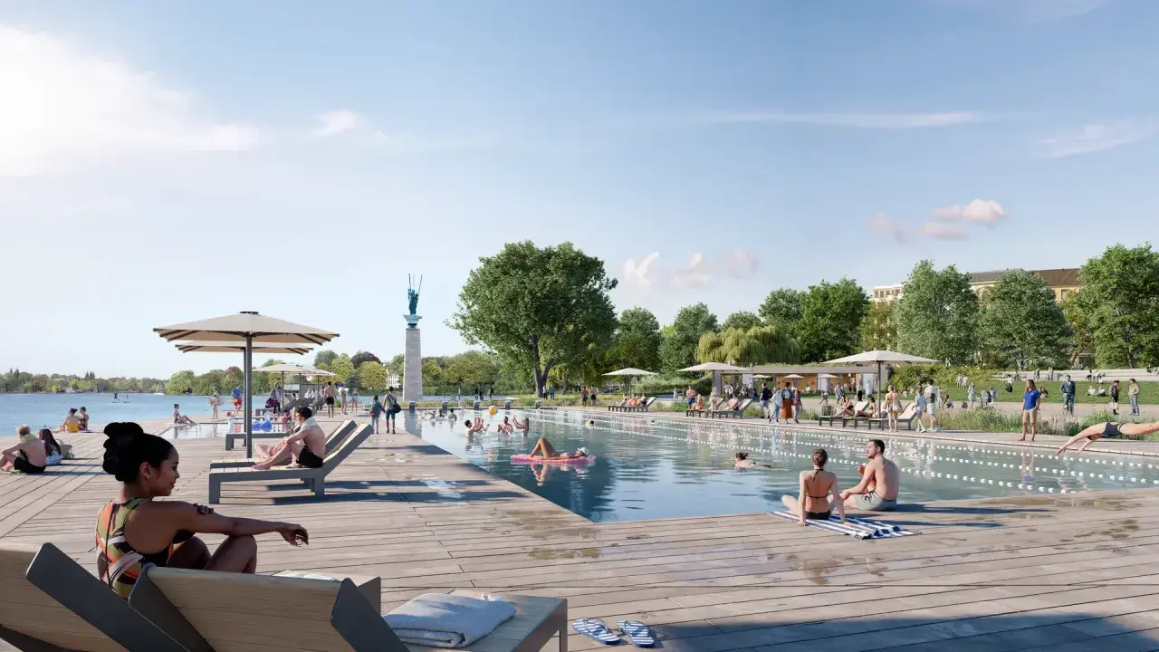 Sommerliche Szene am **Alsterwiese Schwanenwik**: Menschen entspannen am Pool, schwimmen und genießen die Sonne.
