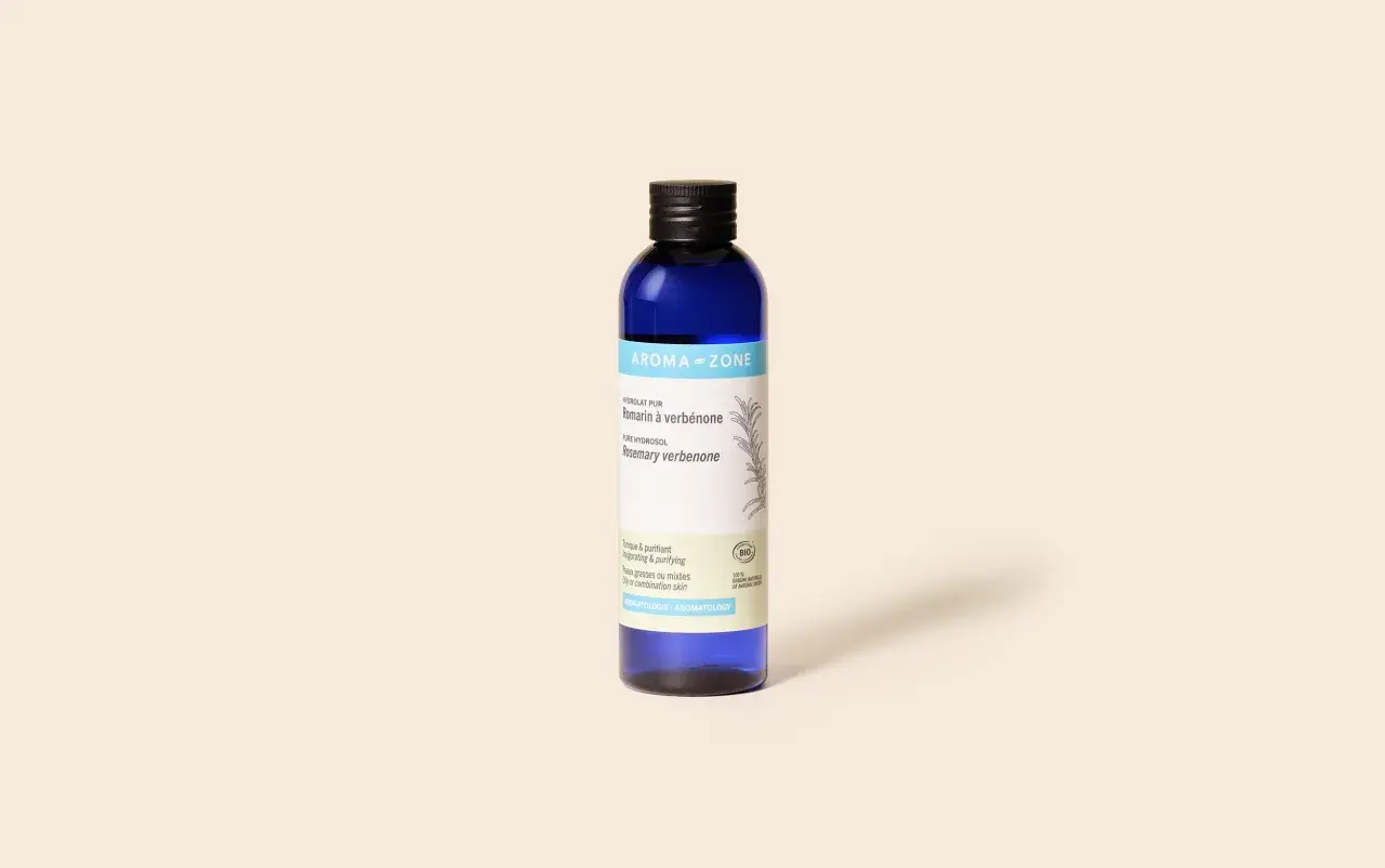 Hydrolat pur de romarin à verbénone, idéal pour la pousse des cheveux et les peaux mixtes. Un soin tonique et purifiant.