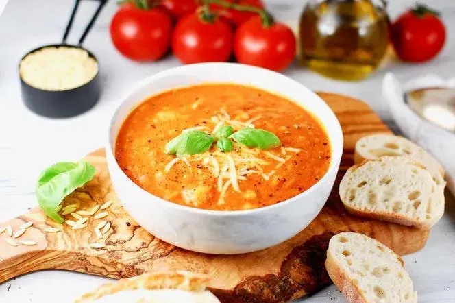 Ile kalorii ma miska zupy pomidorowej? Sprawdź, by nie przytyć