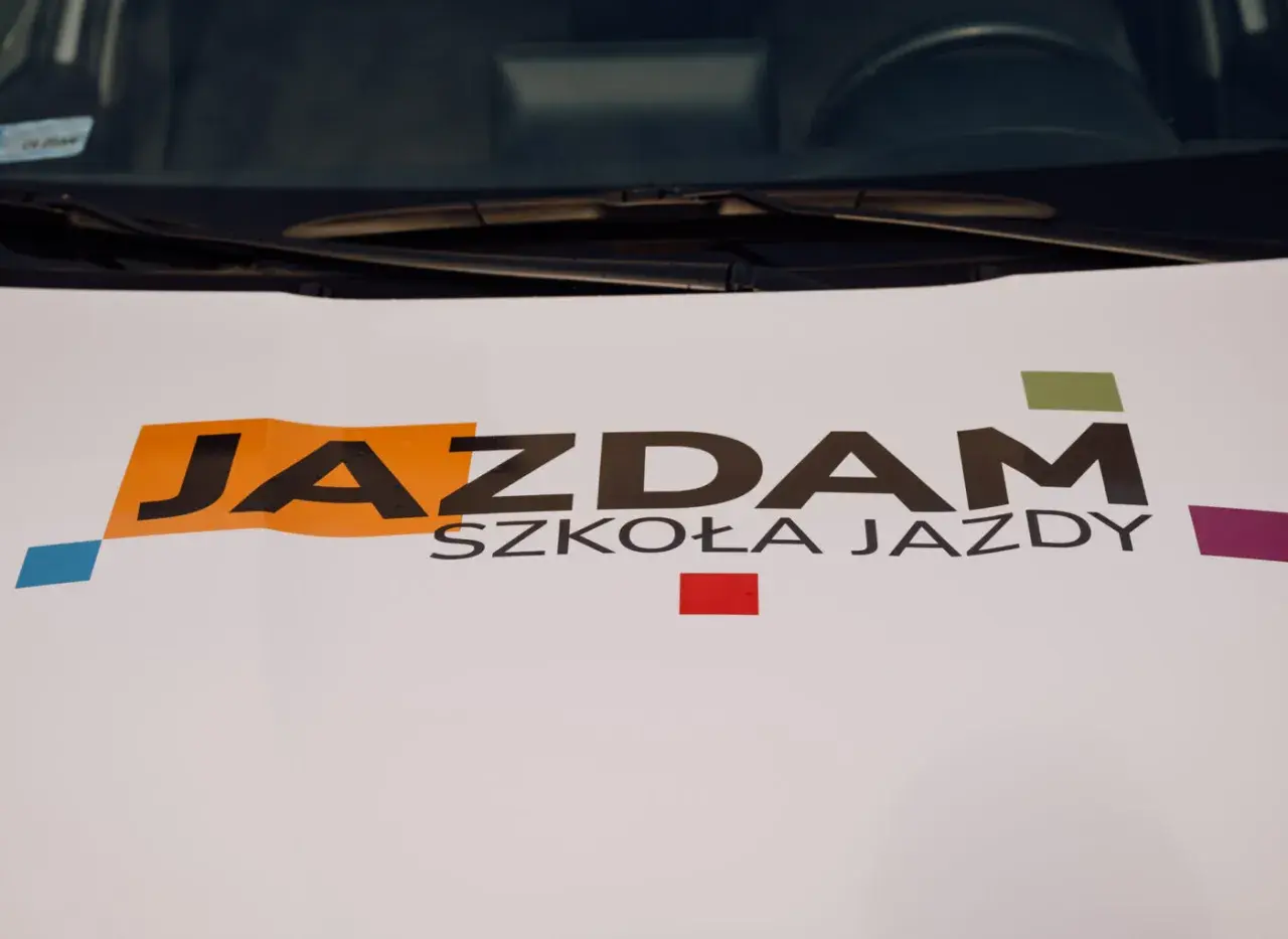 JAZDAM SZKOŁA JAZDY - szybka kwalifikacja wstępna przyspieszona do zdobycia prawa jazdy. Kolorowe akcenty.