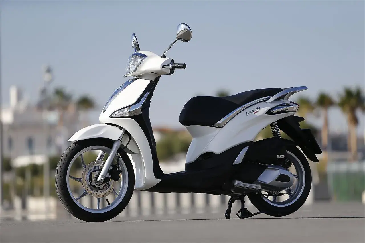 Piaggio Liberty 125: opiniones sobre esta scooter blanca, ideal para la ciudad.