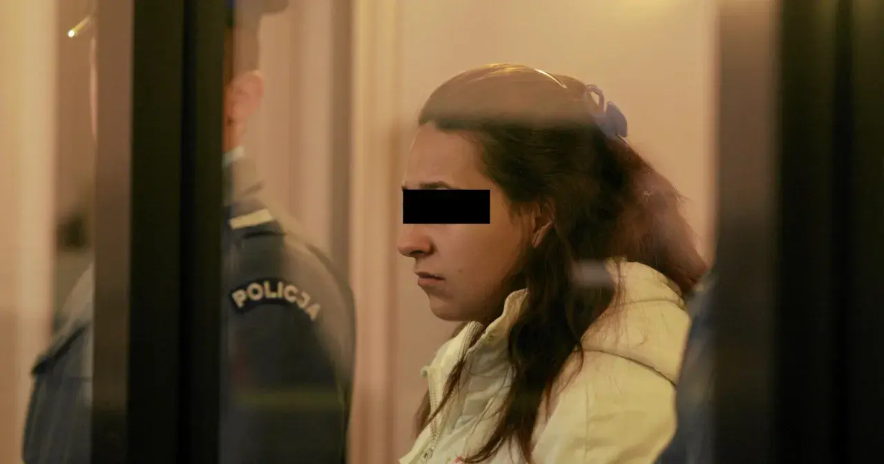 Kobieta z zasłoniętymi oczami obok policjanta, w tle debata nad ustawą o bestiach.