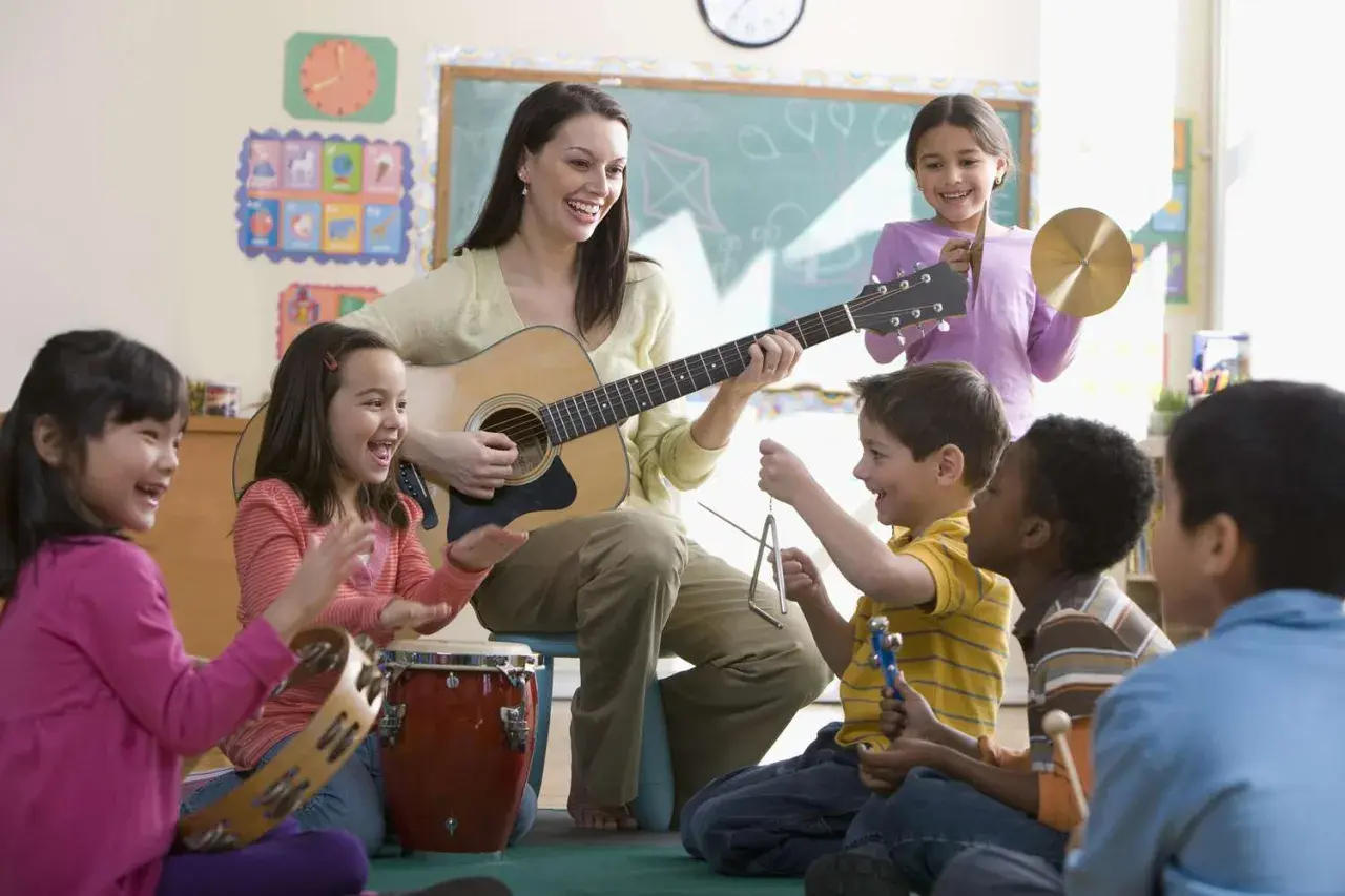 Niños y maestra disfrutan tocando instrumentos y cantando alegres canciones sobre el invierno.