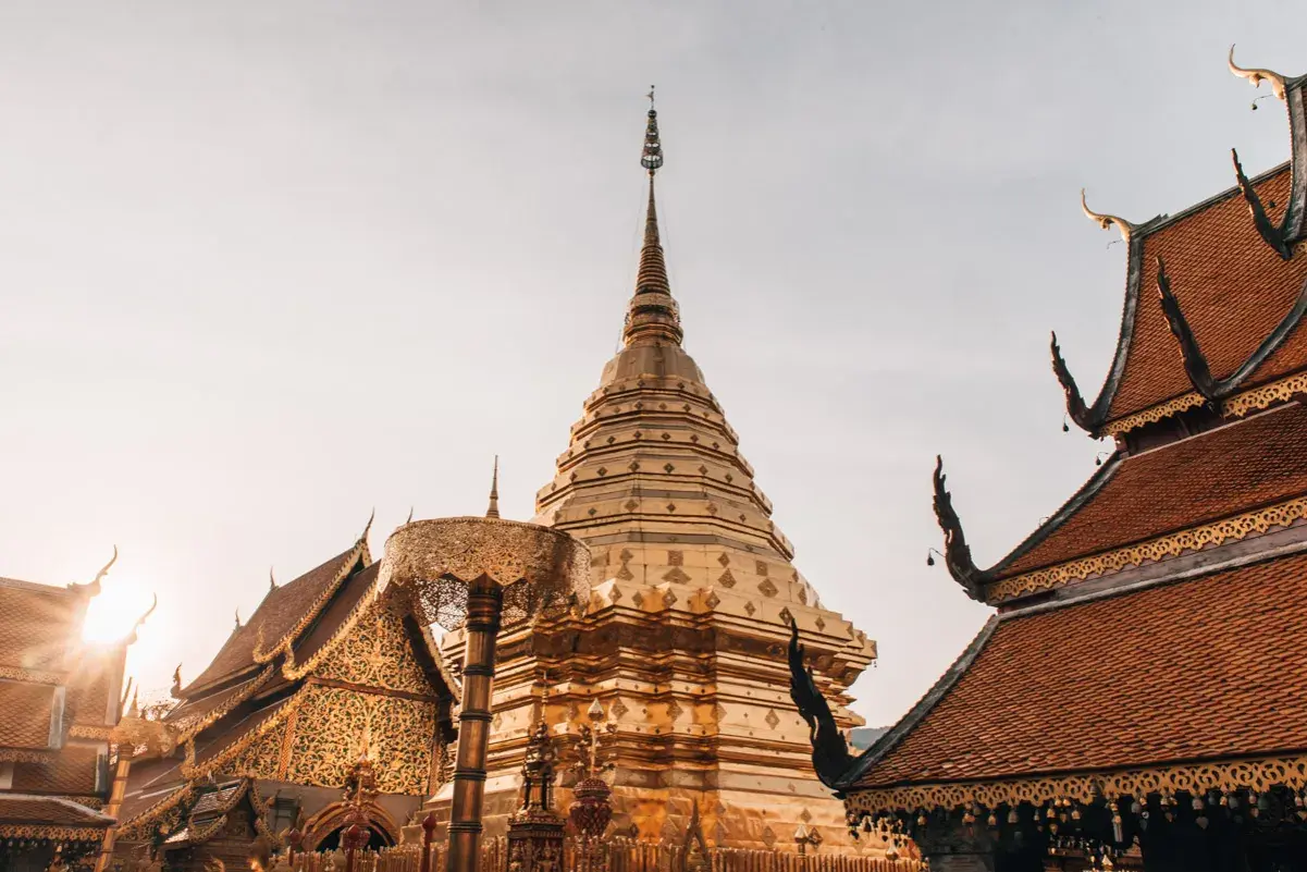 Goldener Chedi im Wat Phra That Doi Suthep, Chiang Mai, Thailand, im warmen Licht der untergehenden Sonne.