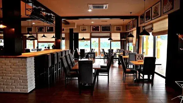 Gdzie dobrze zjeść w Łebie? Odkryj najlepsze restauracje i smaki