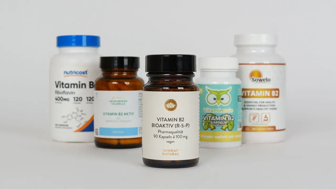 Fünf Flaschen mit Vitamin B2-Präparaten, darunter Nutricost, Sunday Natural und Sowelo.