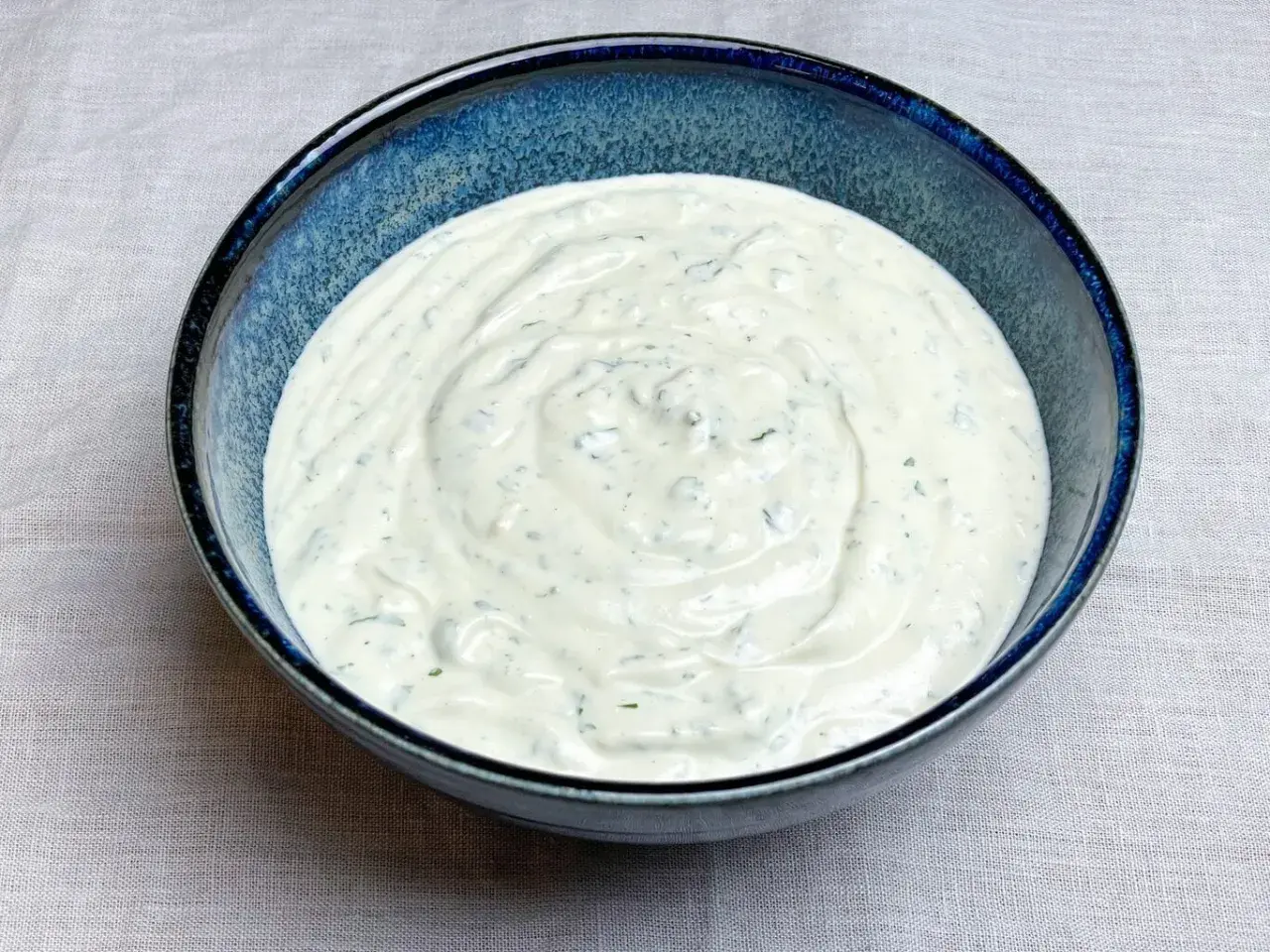 En krämig sås på grekisk yoghurt med örter, perfekt som tillbehör till kyckling.