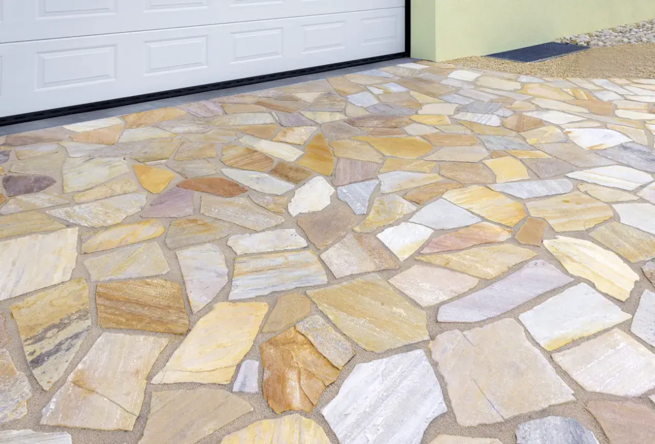 Pavimenti in pietra lavica per esterni: prezzi e bellezza naturale per il tuo vialetto. Lastre irregolari color sabbia e ocra.