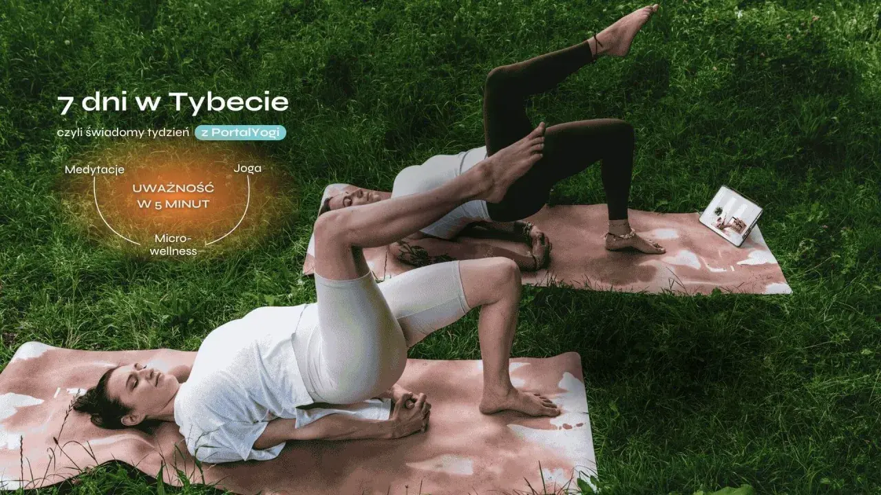 Dwie kobiety ćwiczą jogę na trawie, ucząc się, jak medytować. Tekst informuje o 7 dniach w Tybecie z Portal Yogi, medytacji, jodze i uważności w 5 minut.