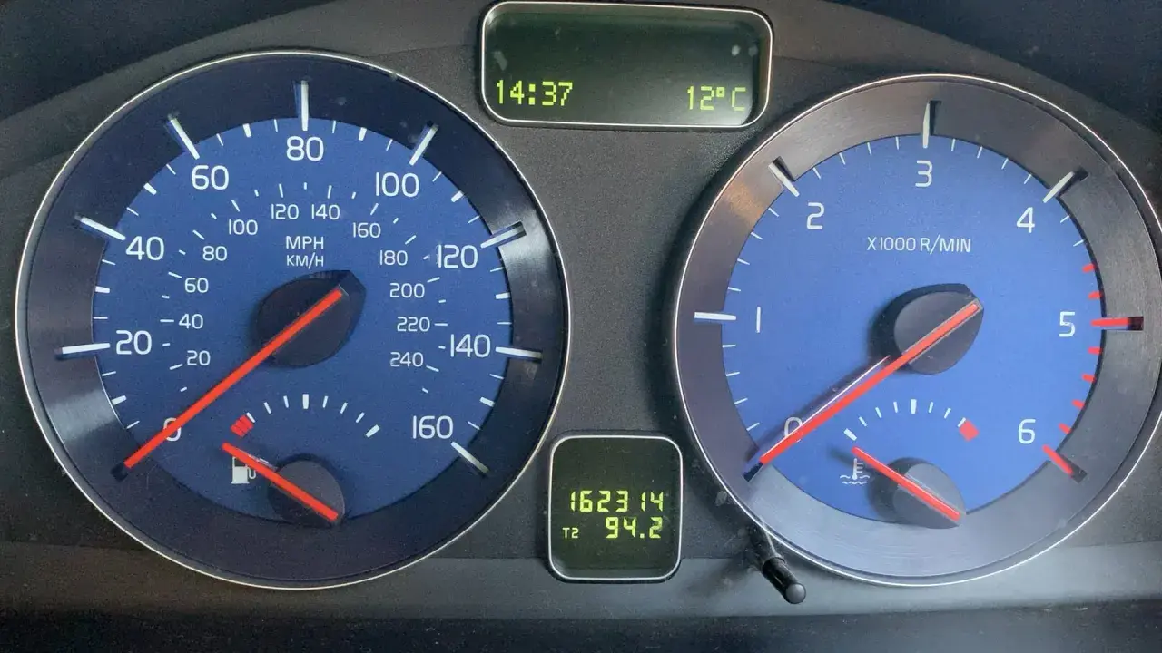 Instrumentpanelen visar att en Volvo V50 startar inte. Hastighetsmätaren visar 0, bränslemätaren är låg, och motortemperaturmätaren visar kallt.