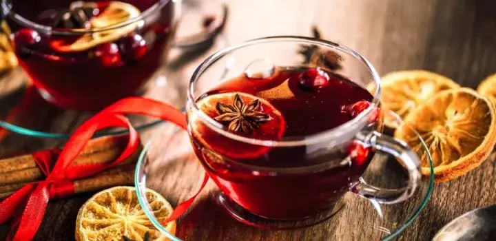 Gorące napoje z alkoholem: Poznaj wyjątkowe nazwy herbat z duszką