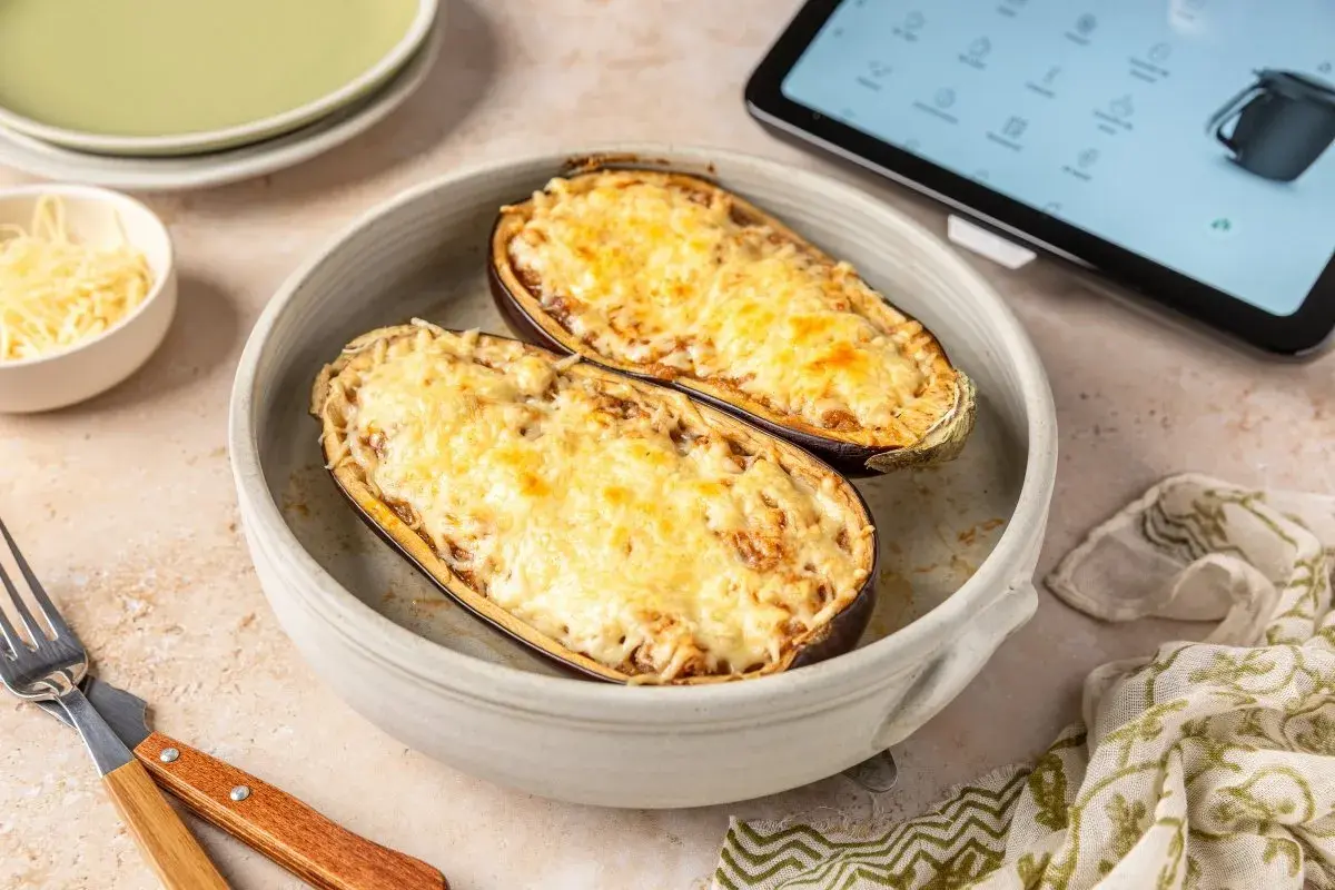 Berenjenas rellenas gratinadas, listas para disfrutar. La Thermomix facilita la preparación de esta deliciosa receta.