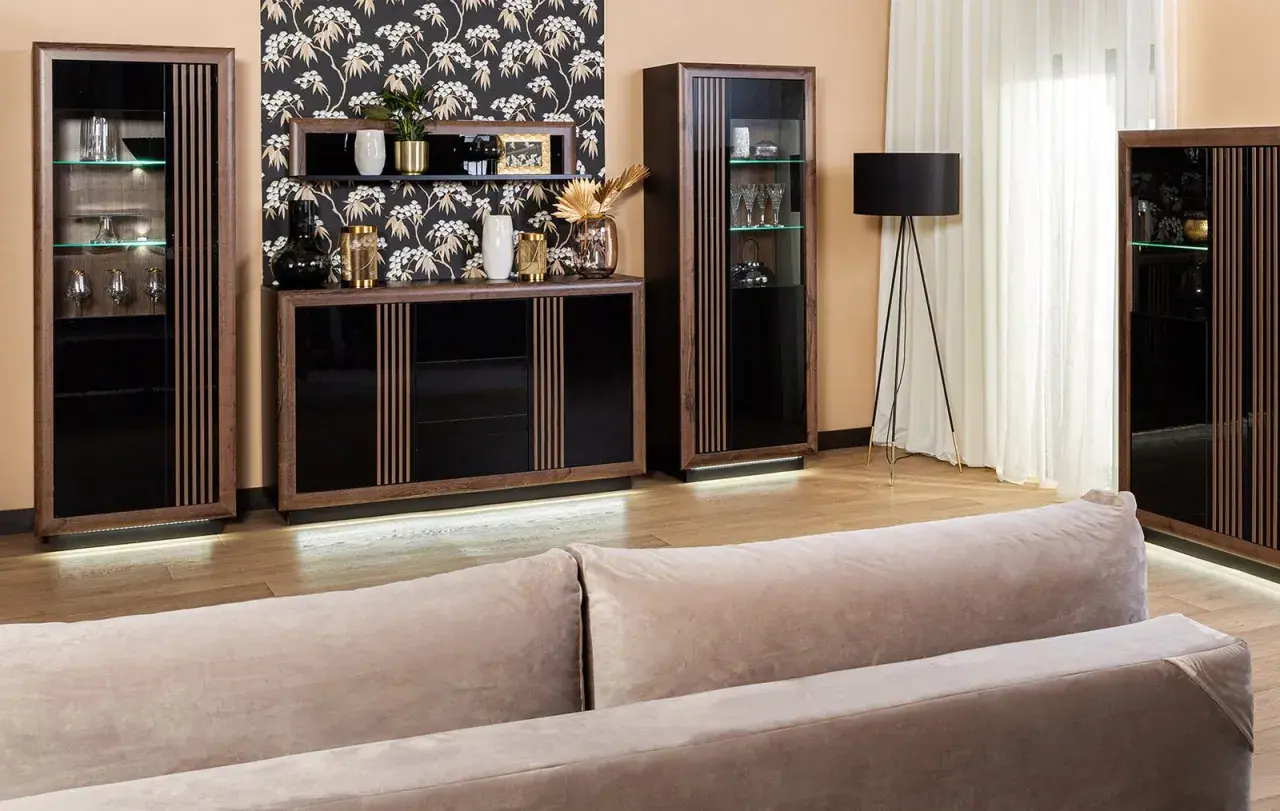 Elegancka komoda i witryny z ciemnego drewna, ozdobione pionowymi lamelkami, tworzą stylowy zestaw mebli.