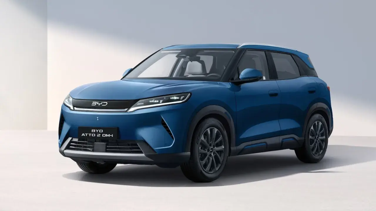 BYD Atto 2 DM-i, un SUV blu moderno. Scopri il suo prezzo e le sue caratteristiche.