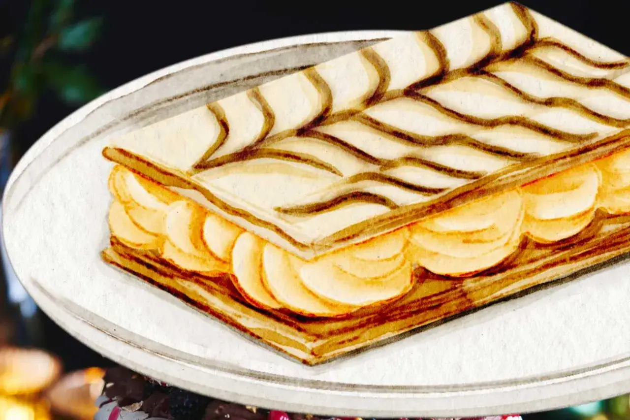 Gâteau rectangulaire avec des couches de pâte feuilletée et de crème pâtissière, décoré de fines lignes chocolatées.