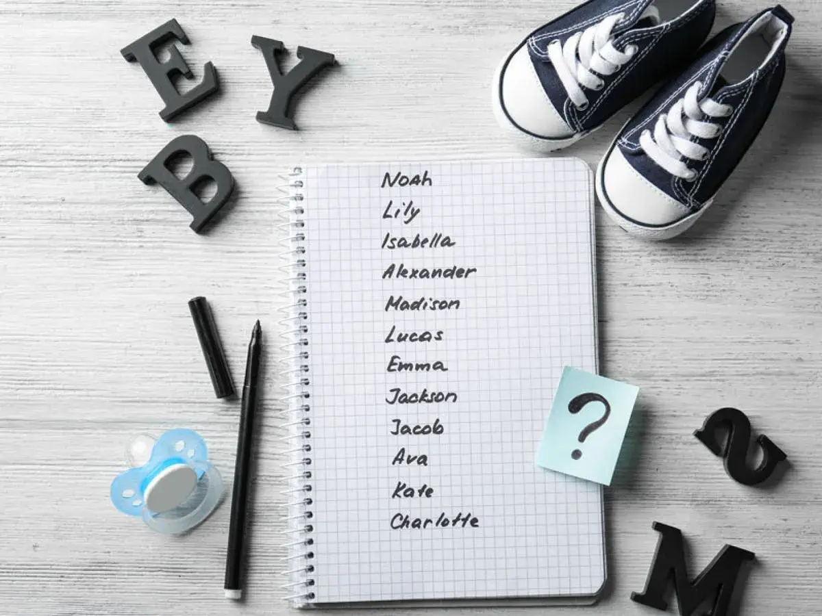 Liste de prénoms en L pour un bébé, avec des lettres décoratives et des chaussons.