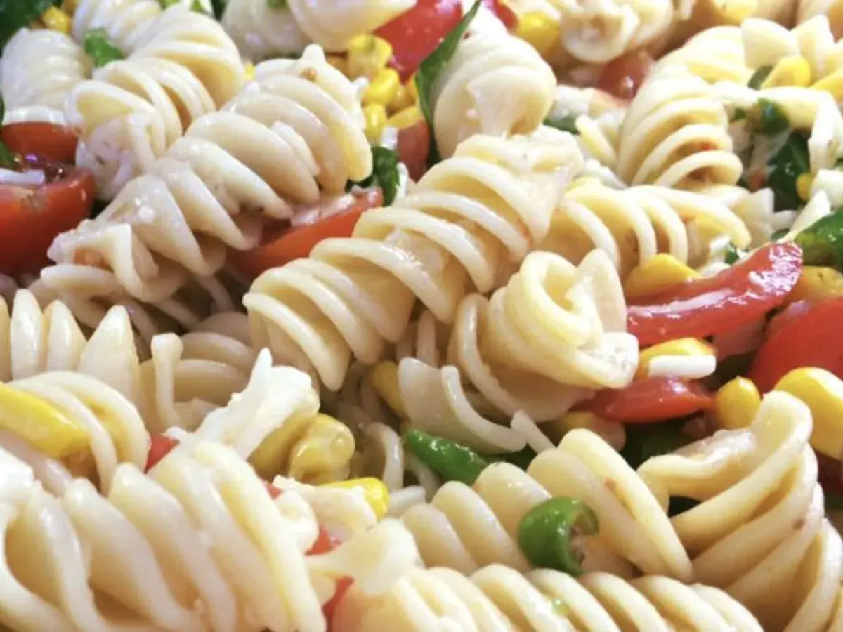 Un primo piatto estivo: pasta fredda con pomodorini, mais e peperoni. Fresca e colorata, perfetta per un picnic.
