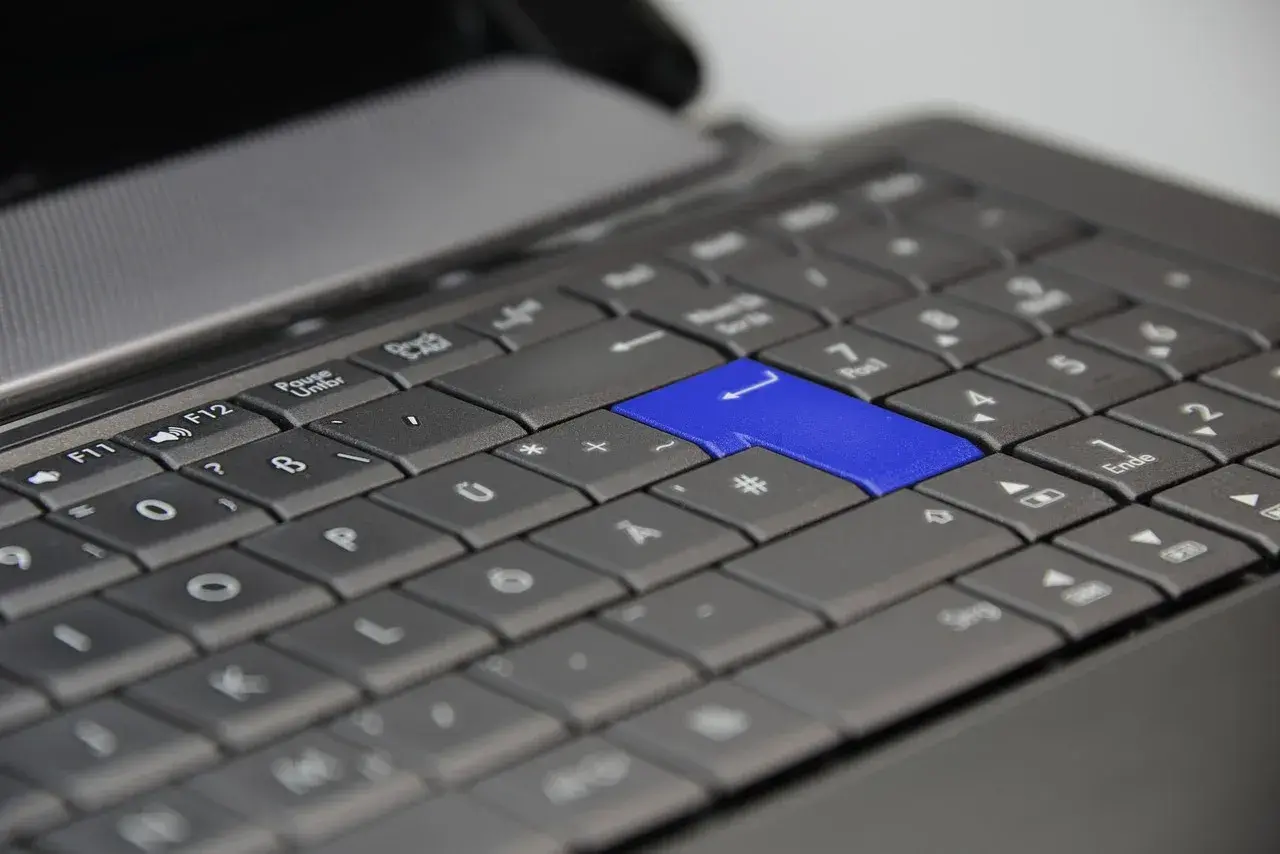Niebieski Enter na klawiaturze laptopa. Dowiedz się, jak podłączyć klawiaturę do laptopa, aby usprawnić pracę.