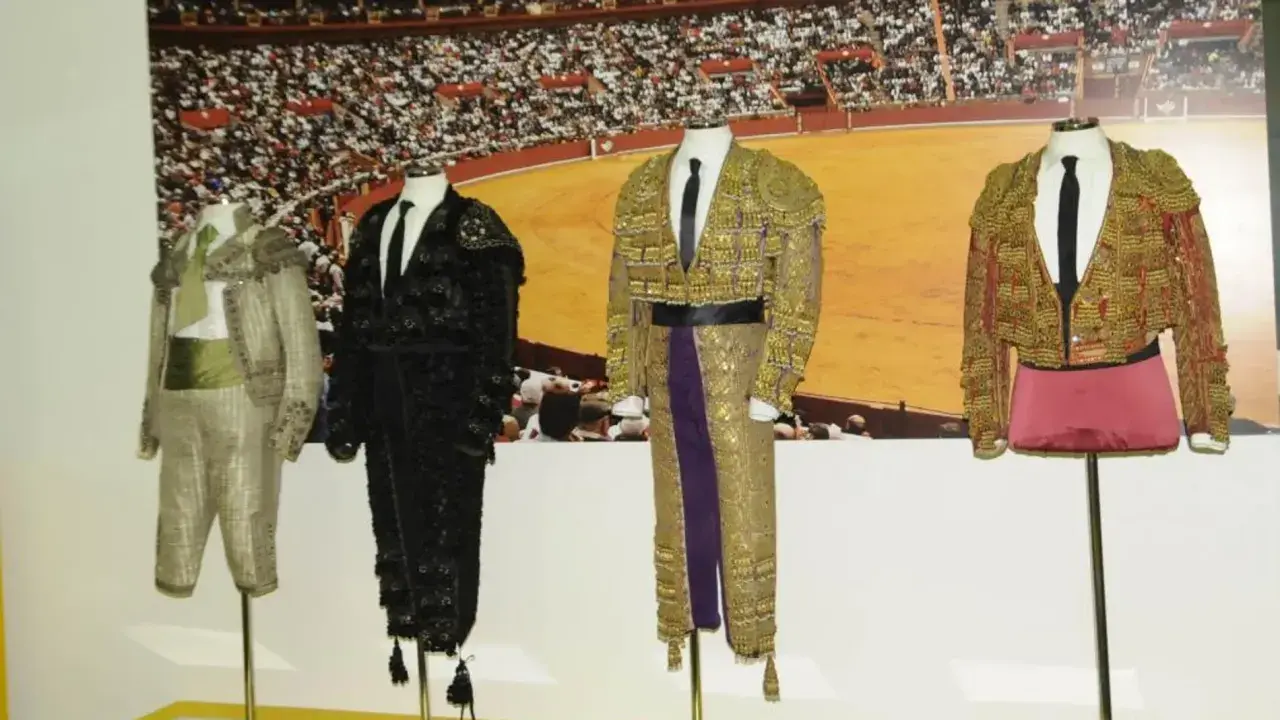 Trajes de luces exhibidos, cada hombrera torero es una obra de arte bordada, listos para la arena.