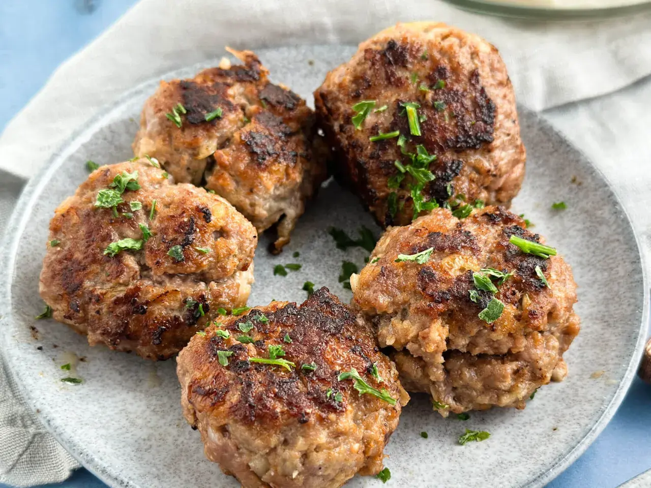 Frikadellen, frisch gebraten und mit Petersilie garniert, ein leckeres Rezept für jeden Tag.