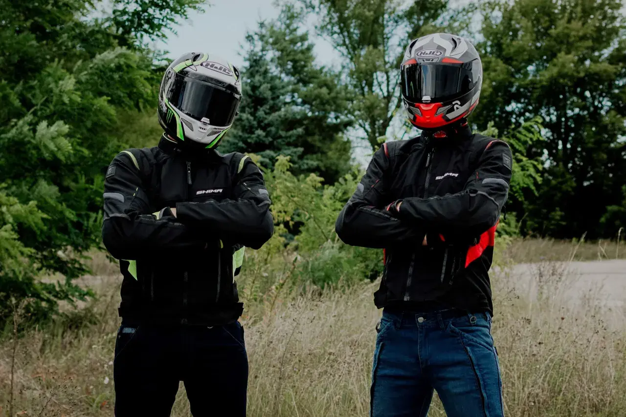 Dwóch motocyklistów w kaskach i kurtkach. Texapore to materiał, który zapewnia ochronę przed deszczem i wiatrem.