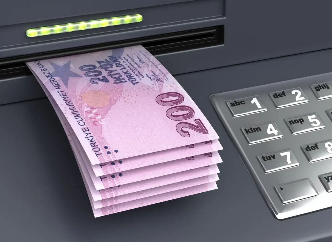 Banknoty 200 lir, waluta w Turcji, wychodzą z bankomatu.