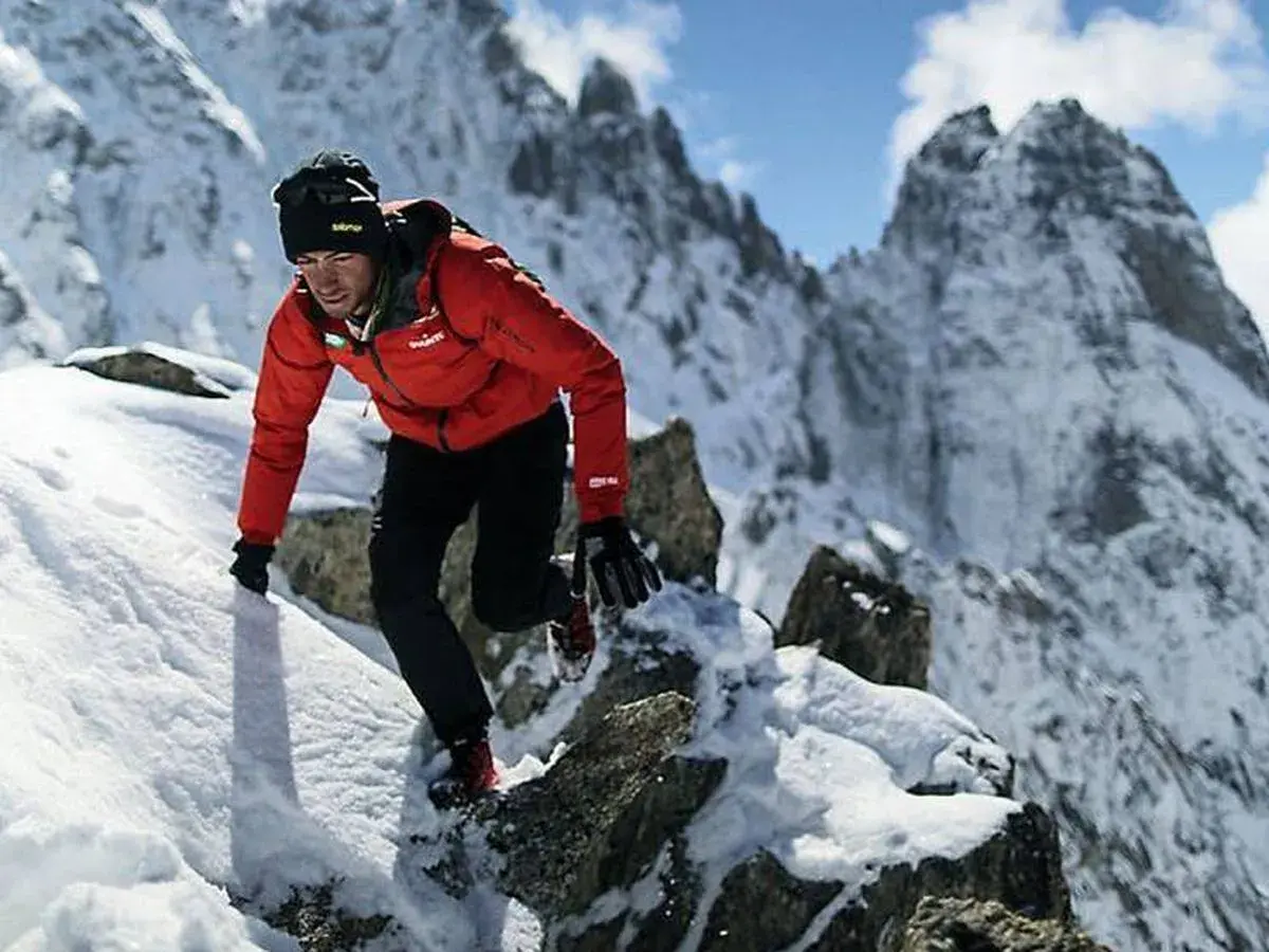 Kilian Jornet asciende el Cervino, un desafío en la nieve y roca.