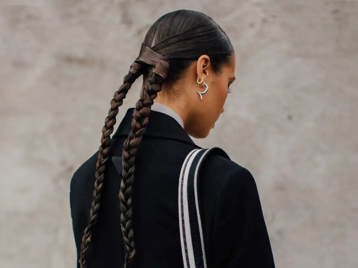 Peinados con coleta alta y trenza, un look moderno y elegante.