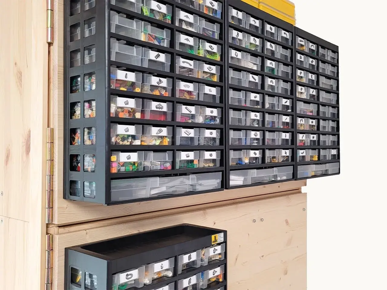 Praktische lego aufbewahrung ideen: viele Schubladen-Organizer sortieren bunte Bausteine.