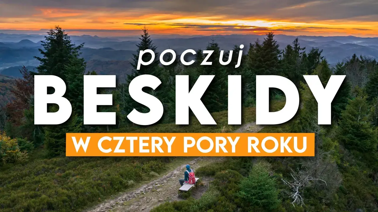 Zachód słońca nad Beskidem Żywieckim. Widok na góry i lasy, z napisem "Poczuj Beskidy w cztery pory roku". Idealne miejsce na odkrywanie beskidzkich szlaków.