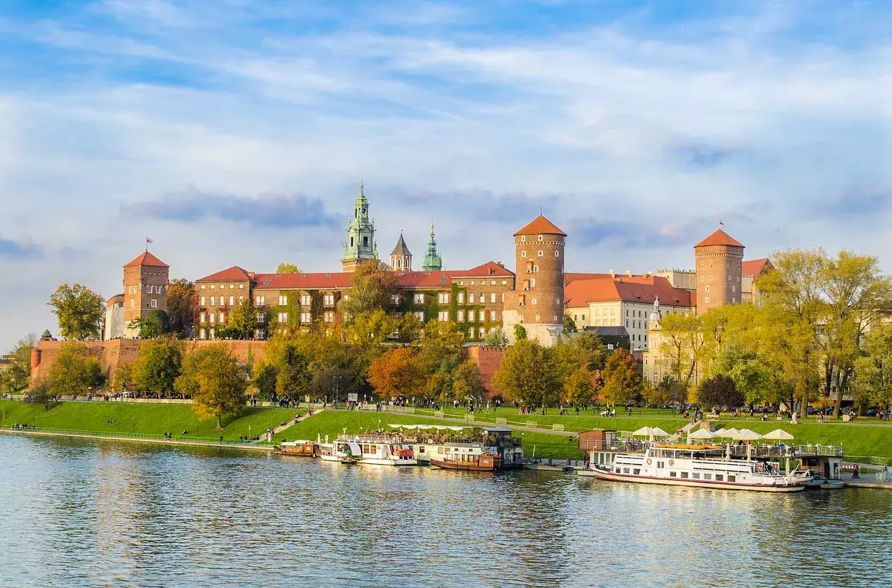 Wawel w jesiennej odsłonie, z łodziami na Wiśle. Poznaj ciekawostki o Krakowie!