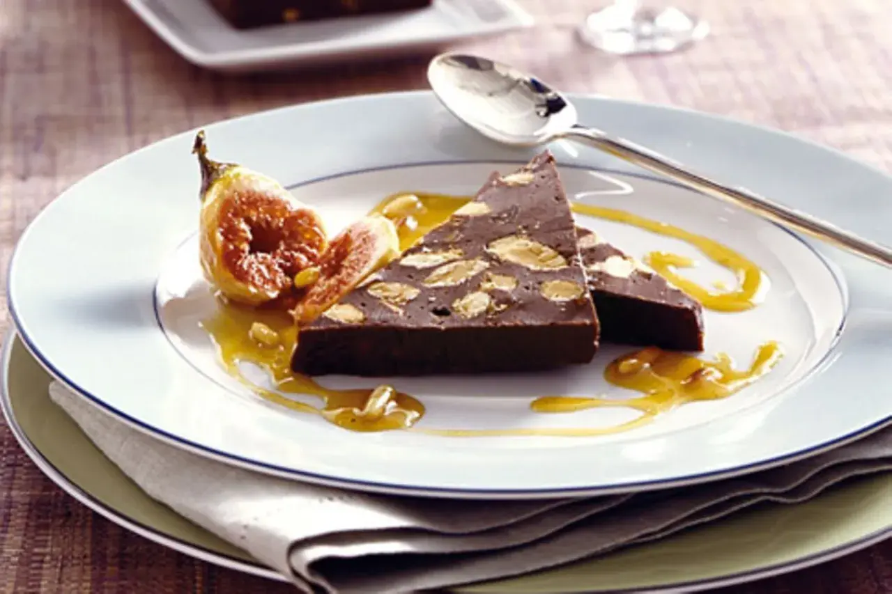 Schokoladen-Torrone-Rezept mit Feigen und Honigsauce. Ein köstlicher Genuss!