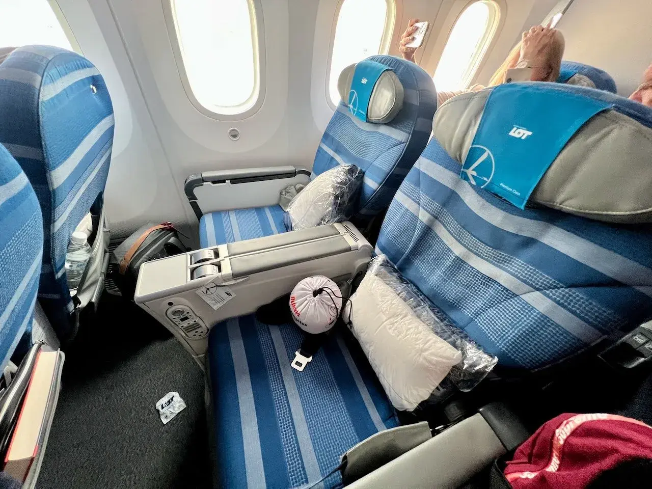 Wygodne fotele w klasie premium LOT Dreamliner. Czas na relaksujący lot.