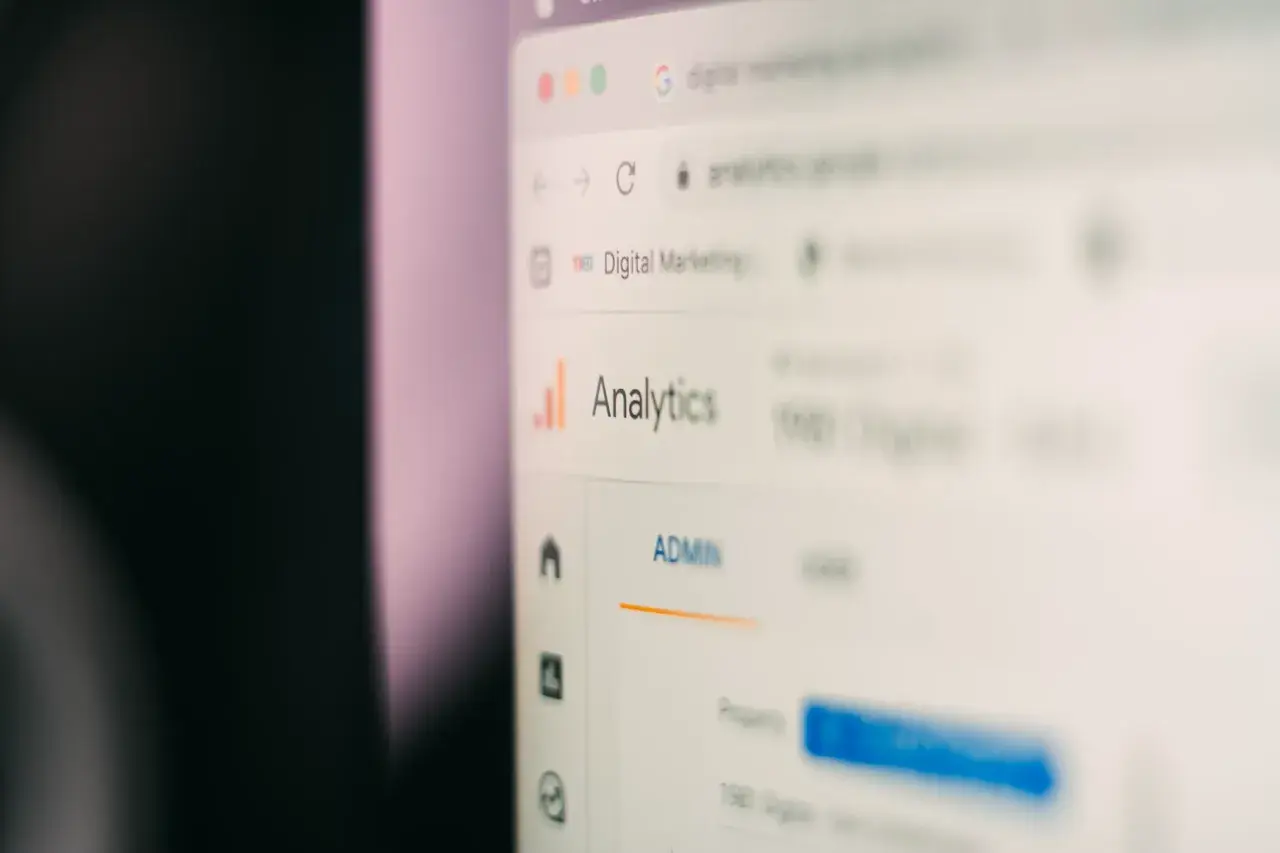 Ekran komputera z panelem Google Analytics. Widoczna nazwa "Analytics" i sekcja "ADMIN". Analiza danych dla 1981 Digital Marketing.