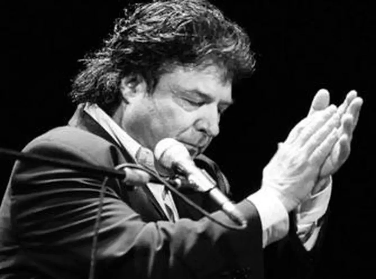 Morente, el alma del flamenco, con las manos juntas ante el micrófono, un momento de profunda emoción.