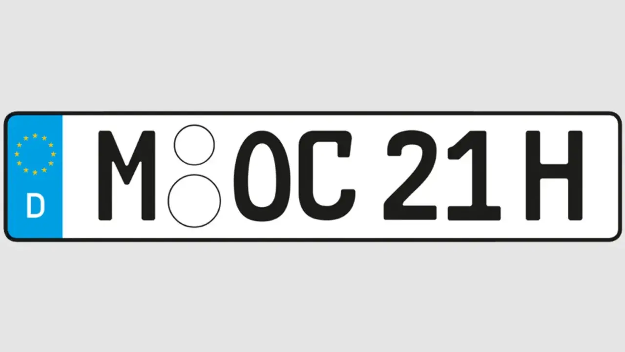 Deutsches Kennzeichen M OC 21 H. Die Zahl 21 steht für das Jahr, und das H am Ende des Kennzeichens ist ein besonderes Zeichen.