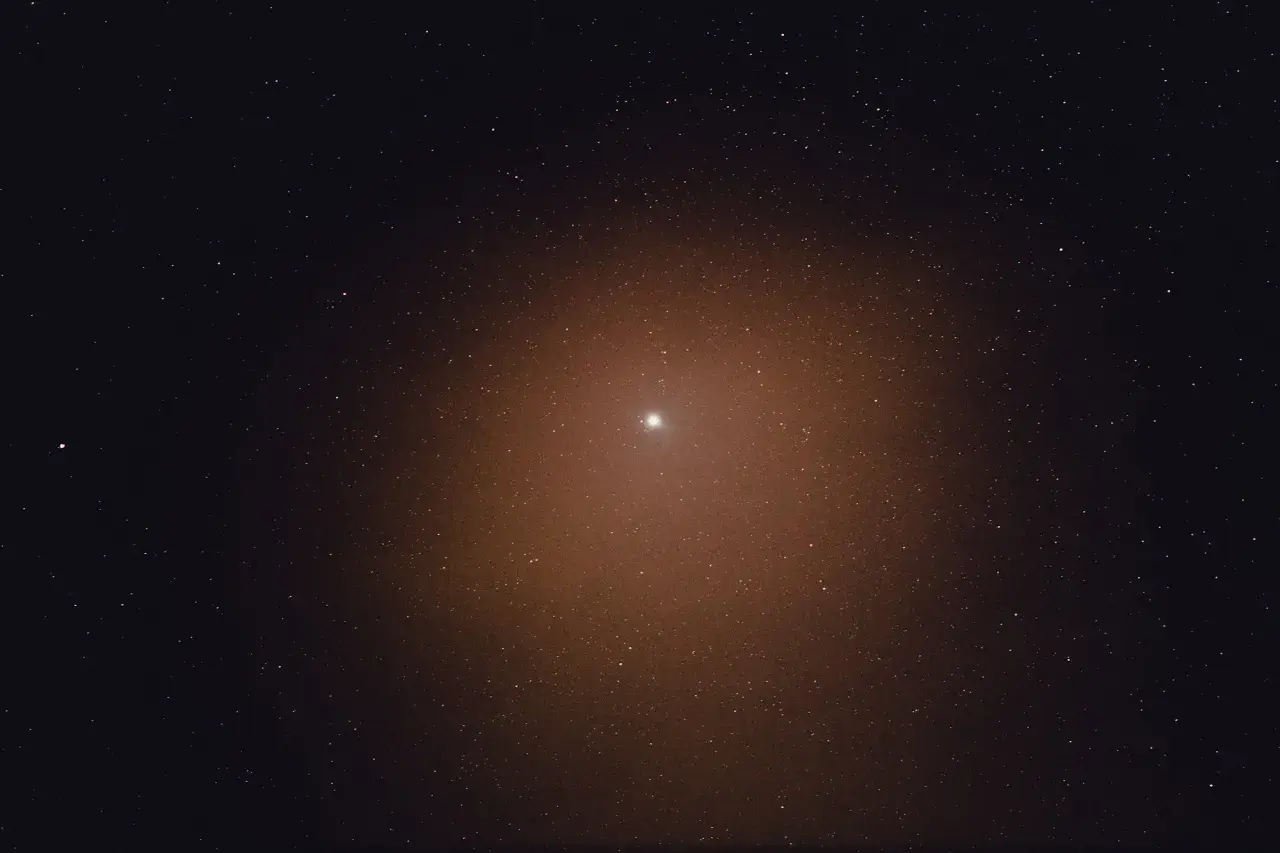 Jasna, jasna centauri gwiazda pośrodku rozgwieżdżonego nieba.