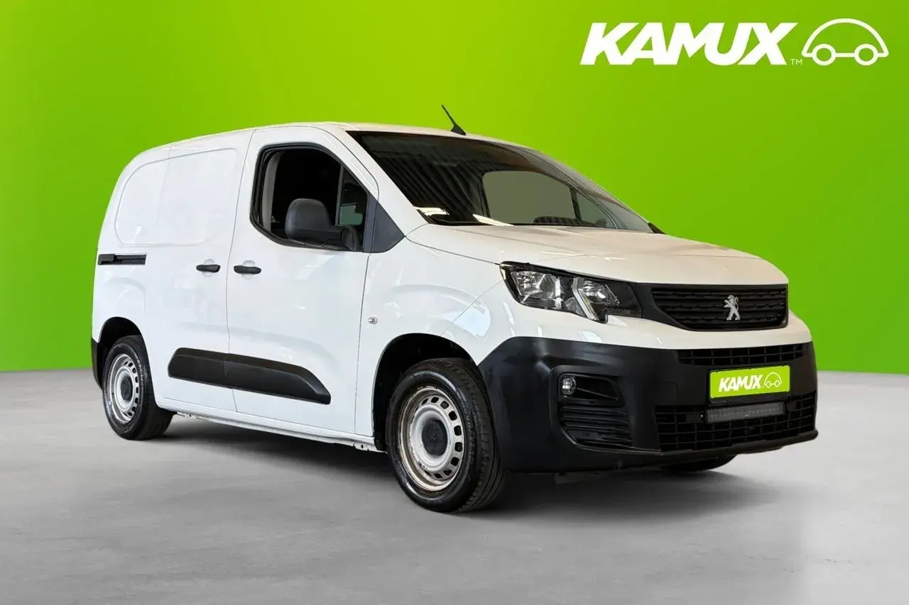 Vit Peugeot Partner, en pålitlig begagnad transportbil redo för nya uppdrag.